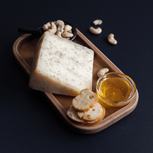 Сыр полутвердый «Сальково: сливочный» с базиликом